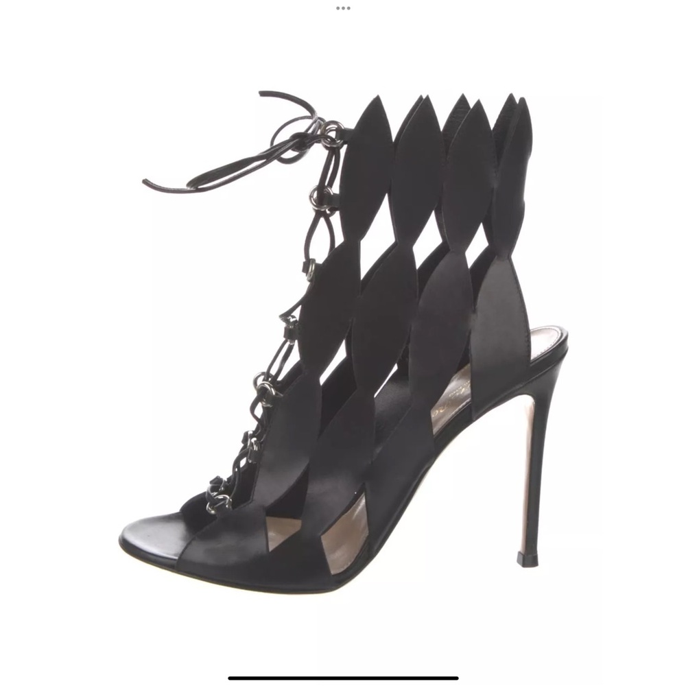 Gianvito Rossi BRAND NEW, comes w/ box and shoe bags. black leather💃🏻